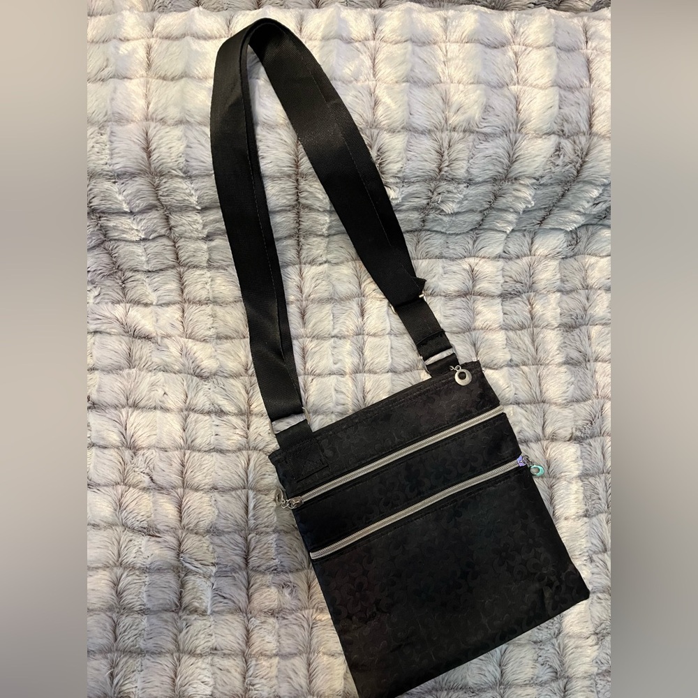Sleek Black Crossbody Bag with Adjustable Strap and Multiple Compartments